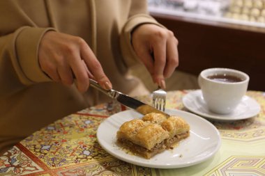 Geleneksel hindistancevizli tatlı baklavası. Ev yapımı fındıklı ve ballı baklava..