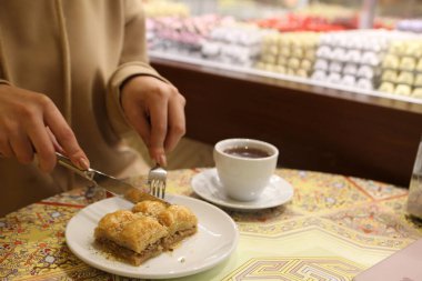 Geleneksel hindistancevizli tatlı baklavası. Ev yapımı fındıklı ve ballı baklava..