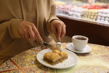 Geleneksel hindistancevizli tatlı baklavası. Ev yapımı fındıklı ve ballı baklava..