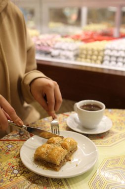 Geleneksel hindistancevizli tatlı baklavası. Ev yapımı fındıklı ve ballı baklava..