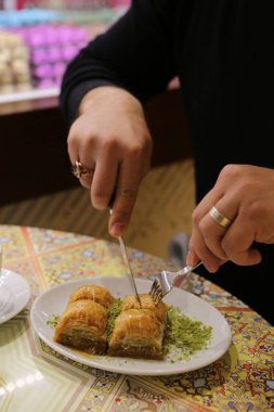 Geleneksel hindistancevizli tatlı baklavası. Ev yapımı fındıklı ve ballı baklava..