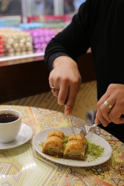 Geleneksel hindistancevizli tatlı baklavası. Ev yapımı fındıklı ve ballı baklava..