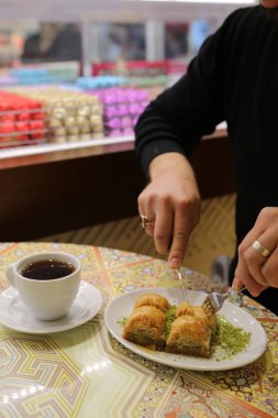 Geleneksel hindistancevizli tatlı baklavası. Ev yapımı fındıklı ve ballı baklava..