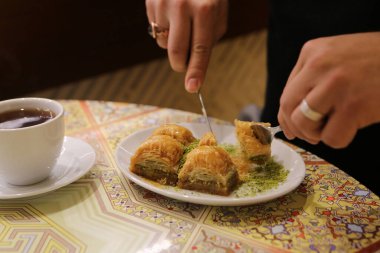 Geleneksel hindistancevizli tatlı baklavası. Ev yapımı fındıklı ve ballı baklava..
