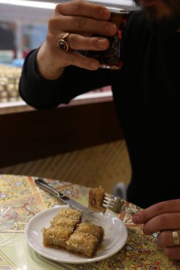 Geleneksel hindistancevizli tatlı baklavası. Ev yapımı fındıklı ve ballı baklava..