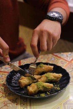 Geleneksel hindistancevizli tatlı baklavası. Ev yapımı fındıklı ve ballı baklava..