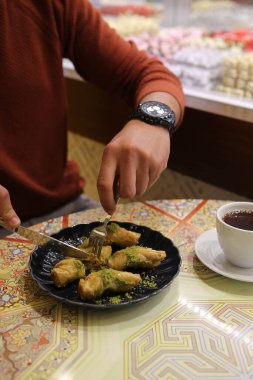 Geleneksel hindistancevizli tatlı baklavası. Ev yapımı fındıklı ve ballı baklava..