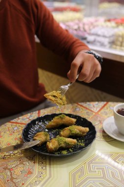 Geleneksel hindistancevizli tatlı baklavası. Ev yapımı fındıklı ve ballı baklava..