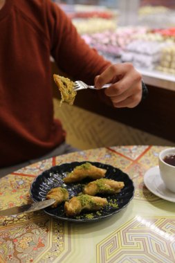 Geleneksel hindistancevizli tatlı baklavası. Ev yapımı fındıklı ve ballı baklava..