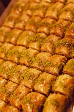 Geleneksel hindistancevizli tatlı baklavası. Ev yapımı fındıklı ve ballı baklava..