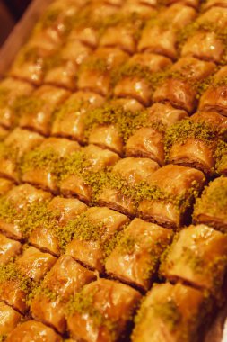 Geleneksel hindistancevizli tatlı baklavası. Ev yapımı fındıklı ve ballı baklava..