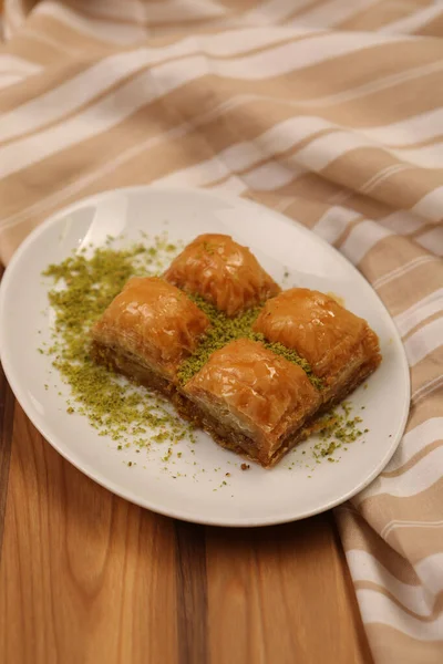 Geleneksel hindistancevizli tatlı baklavası. Ev yapımı fındıklı ve ballı baklava..