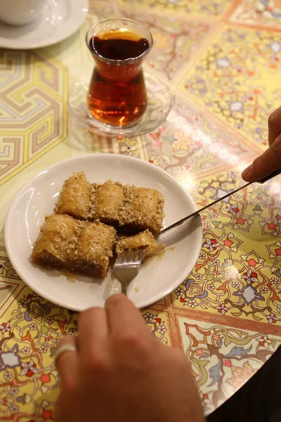Geleneksel hindistancevizli tatlı baklavası. Ev yapımı fındıklı ve ballı baklava..