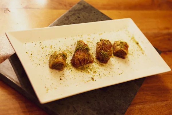 Geleneksel hindistancevizli tatlı baklavası. Ev yapımı fındıklı ve ballı baklava..