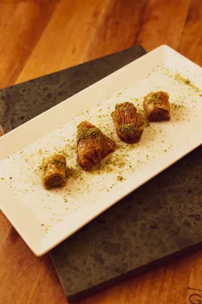 Geleneksel hindistancevizli tatlı baklavası. Ev yapımı fındıklı ve ballı baklava..