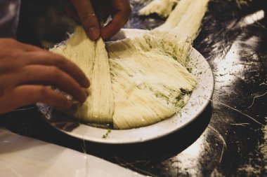 Türk tatlısı, kunafa, kaday fıstığı tozu ve peynirli sıcak yenilen tatlı