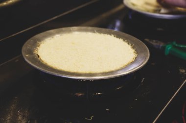 Türk tatlısı, kunafa, kaday fıstığı tozu ve peynirli sıcak yenilen tatlı