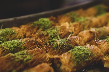 Türk tatlısı, kunafa, kaday fıstığı tozu ve peynirli sıcak yenilen tatlı