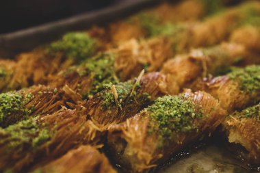 Türk tatlısı, kunafa, kaday fıstığı tozu ve peynirli sıcak yenilen tatlı