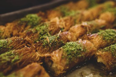 Türk tatlısı, kunafa, kaday fıstığı tozu ve peynirli sıcak yenilen tatlı