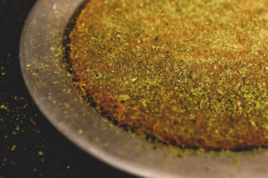 Türk tatlısı, kunafa, kaday fıstığı tozu ve peynirli sıcak yenilen tatlı