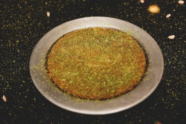Türk tatlısı, kunafa, kaday fıstığı tozu ve peynirli sıcak yenilen tatlı