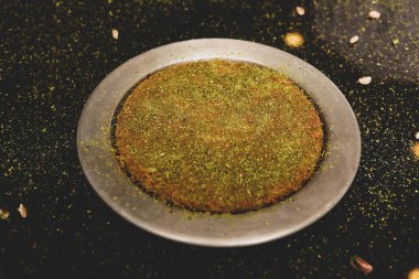 Türk tatlısı, kunafa, kaday fıstığı tozu ve peynirli sıcak yenilen tatlı