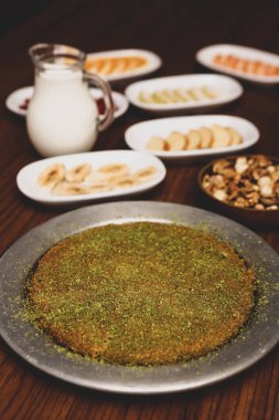 Türk tatlısı, kunafa, kaday fıstığı tozu ve peynirli sıcak yenilen tatlı