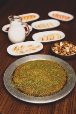 Türk tatlısı, kunafa, kaday fıstığı tozu ve peynirli sıcak yenilen tatlı