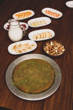 Türk tatlısı, kunafa, kaday fıstığı tozu ve peynirli sıcak yenilen tatlı