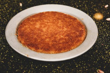 Türk tatlısı, kunafa, kaday fıstığı tozu ve peynirli sıcak yenilen tatlı