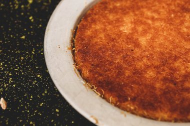 Türk tatlısı, kunafa, kaday fıstığı tozu ve peynirli sıcak yenilen tatlı