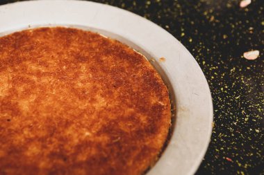 Türk tatlısı, kunafa, kaday fıstığı tozu ve peynirli sıcak yenilen tatlı