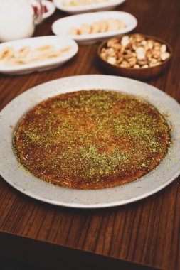 Türk tatlısı, kunafa, kaday fıstığı tozu ve peynirli sıcak yenilen tatlı