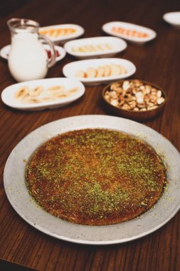 Türk tatlısı, kunafa, kaday fıstığı tozu ve peynirli sıcak yenilen tatlı