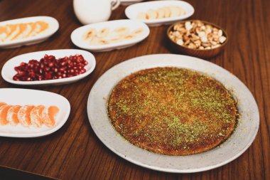 Türk tatlısı, kunafa, kaday fıstığı tozu ve peynirli sıcak yenilen tatlı