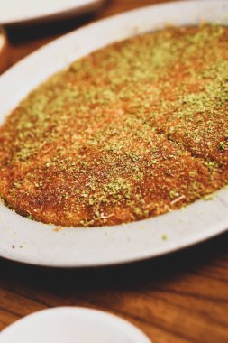Türk tatlısı, kunafa, kaday fıstığı tozu ve peynirli sıcak yenilen tatlı