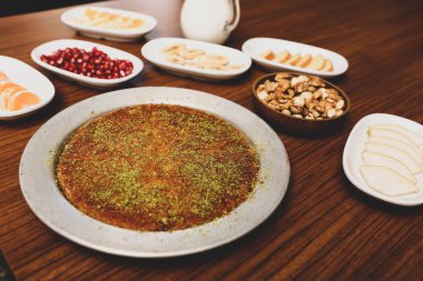 Türk tatlısı, kunafa, kaday fıstığı tozu ve peynirli sıcak yenilen tatlı