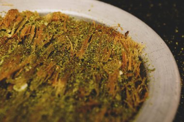 Türk tatlısı, kunafa, kaday fıstığı tozu ve peynirli sıcak yenilen tatlı