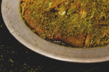 Türk tatlısı, kunafa, kaday fıstığı tozu ve peynirli sıcak yenilen tatlı