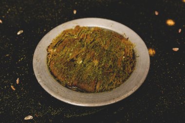 Türk tatlısı, kunafa, kaday fıstığı tozu ve peynirli sıcak yenilen tatlı