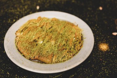 Türk tatlısı, kunafa, kaday fıstığı tozu ve peynirli sıcak yenilen tatlı