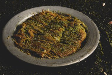 Türk tatlısı, kunafa, kaday fıstığı tozu ve peynirli sıcak yenilen tatlı