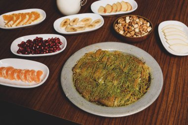 Türk tatlısı, kunafa, kaday fıstığı tozu ve peynirli sıcak yenilen tatlı