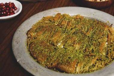 Türk tatlısı, kunafa, kaday fıstığı tozu ve peynirli sıcak yenilen tatlı