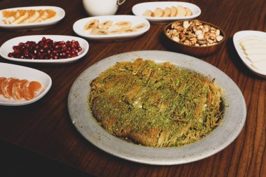 Türk tatlısı, kunafa, kaday fıstığı tozu ve peynirli sıcak yenilen tatlı