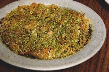 Türk tatlısı, kunafa, kaday fıstığı tozu ve peynirli sıcak yenilen tatlı