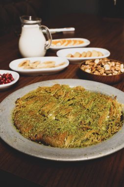 Türk tatlısı, kunafa, kaday fıstığı tozu ve peynirli sıcak yenilen tatlı