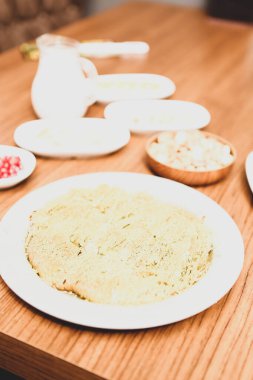 Türk tatlısı, kunafa, kaday fıstığı tozu ve peynirli sıcak yenilen tatlı