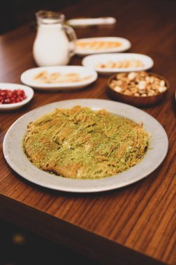 Türk tatlısı, kunafa, kaday fıstığı tozu ve peynirli sıcak yenilen tatlı